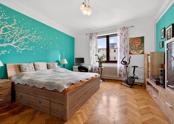 Predaj 3-izbový staromestský byt 91m2 Špitálska ul., výťah, balkón, parkovanie vo dvore!