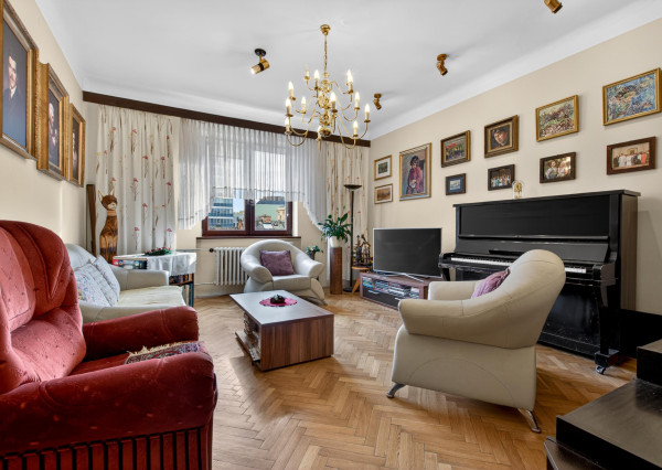 Predaj 3-izbový staromestský byt 91m2 Špitálska ul., výťah, balkón, parkovanie vo dvore!