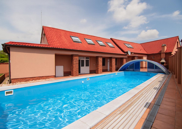 Predaj 7-izb. dom s bazénom na pozemku 561m2, Malé Leváre