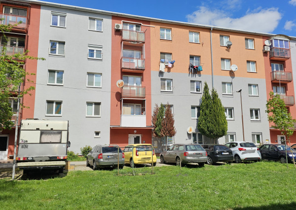 PREDAJ, 3-izbový zariadený byt, Levice