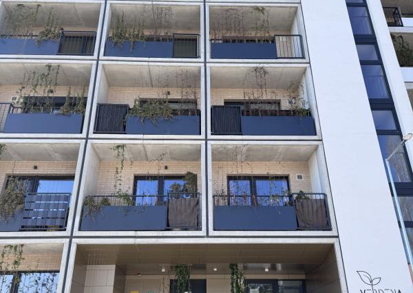 Prenájom - Úplne nový 2i byt s veľkým balkónom a parkovaním